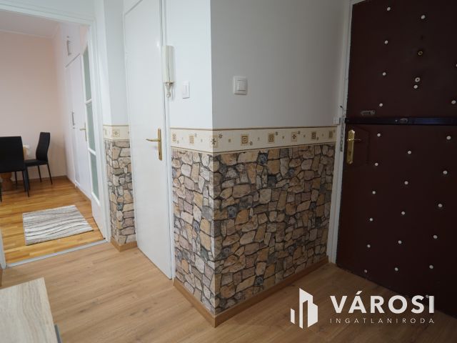 Csokonai utcában, első emeleti, felújított lakás!