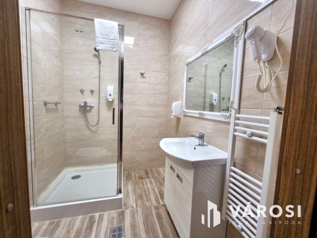 Kétszintes szállodai komplexum Békéscsaba szívében