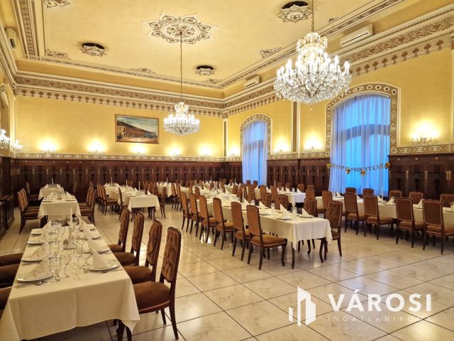 Kétszintes szállodai komplexum Békéscsaba szívében