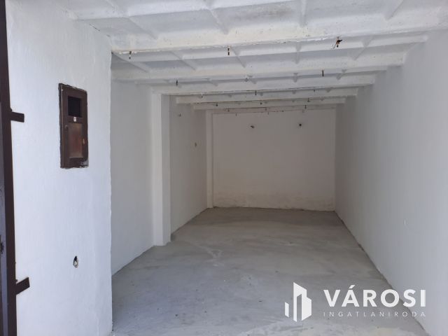 Rendezett garázs jó helyen eladó a Dobozi lakótelepen