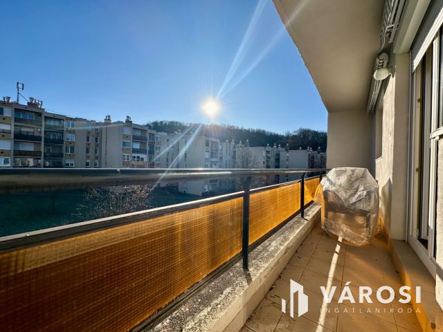 Besztercén 3. emeleti, felújított, erkélyes lakás eladó!