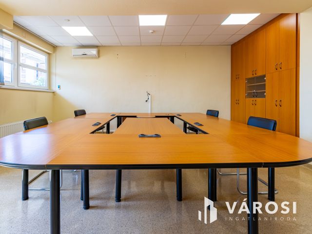 Zuglóban, M3 bevezetőnél, eladó II. emeleti irodaszint