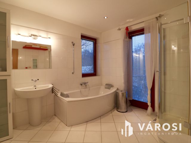 Kiadó természetközeli családi ház