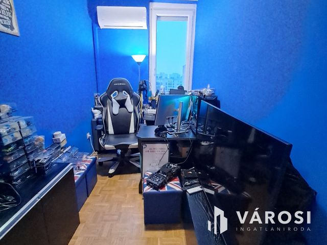 Parkra néző, csendes sestakerti lakás eladó