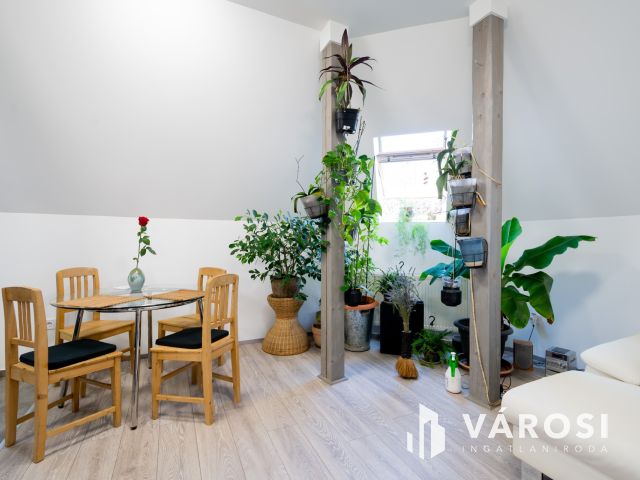 Eladó szinte új lakás Gödön: nappali + 2 háló + 2 autóbeálló