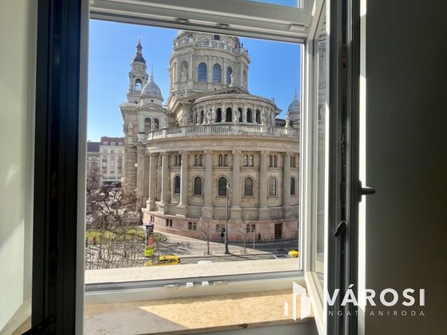 Tágas, világos Bazilikára néző luxuslakás eladó