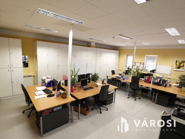 Debrecen Frekventált, Bevásárlóközpontok Között Lévő Csarnok