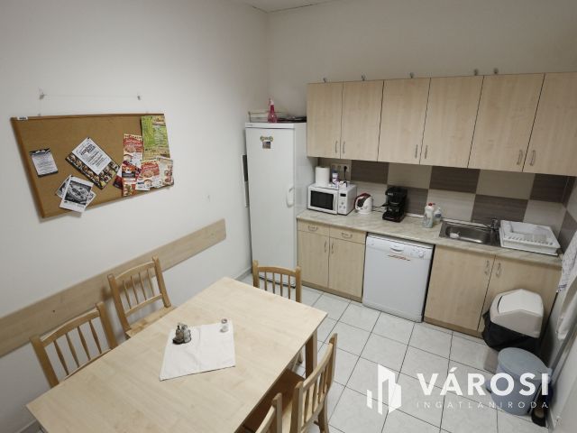 Debrecen Frekventált, Bevásárlóközpontok Között Lévő Csarnok