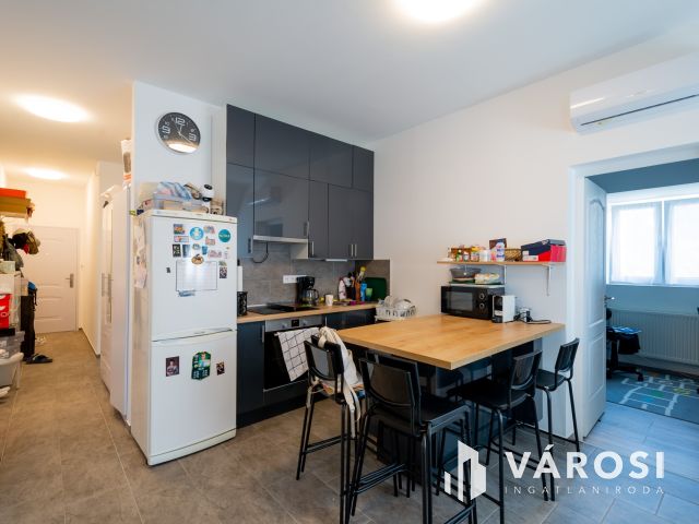 Eladó újszerű lakás Gödön: nappali + 2 háló + 2 autóbeálló