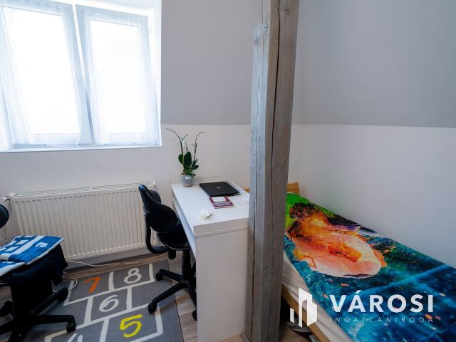 Eladó újszerű lakás Gödön: nappali + 2 háló + 2 autóbeálló