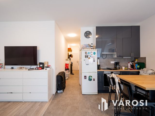 Eladó újszerű lakás Gödön: nappali + 2 háló + 2 autóbeálló