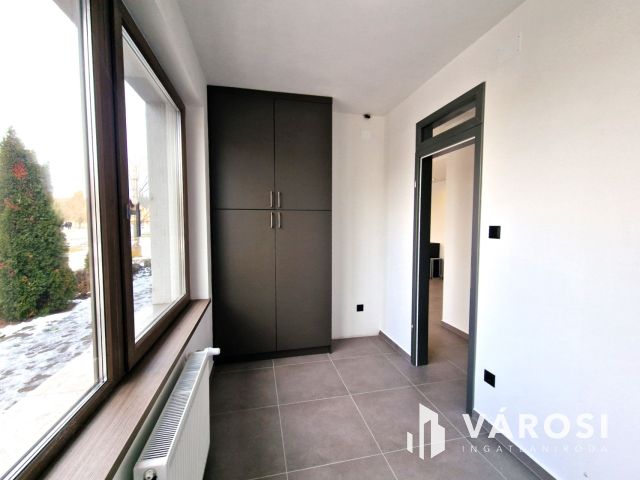 Korszerűsített Prémium Ingatlan, ÜZLET+2LAKÁS