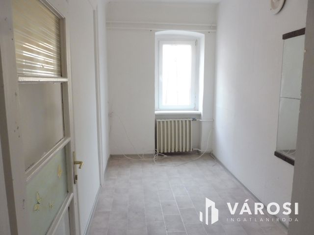 Profitot gyártó ház,jó befektetéssel együtt eladó.