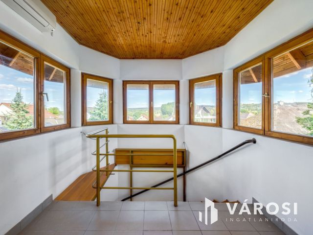 Medencés apartmanház Kőröshegyen eladó