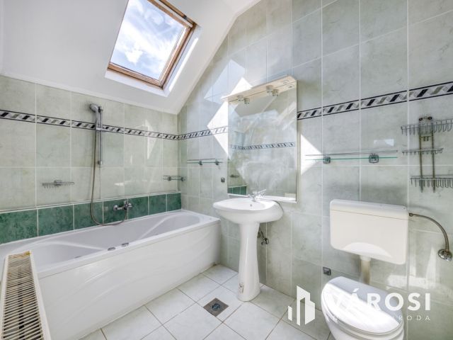 Medencés apartmanház Kőröshegyen eladó