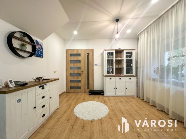 Hunyadi krt.-on felújított családi ház eladó!