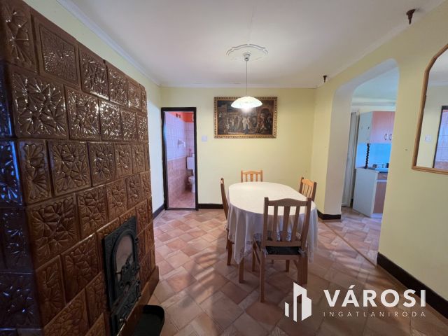 Debrecen mellett jó helyen, családi ház eladó!