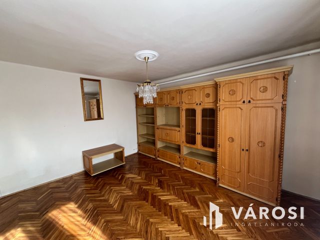 Debrecen mellett jó helyen, családi ház eladó!