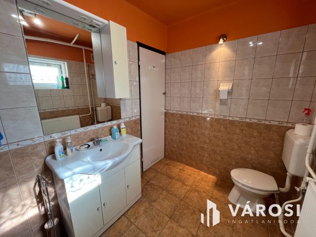 Debrecen mellett jó helyen, családi ház eladó!