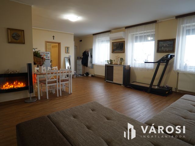 Zárt udvaros társasházban, földszinti szép lakás