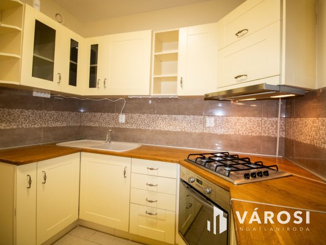 Azonnal költözhető, felújított, belvárosi lakás