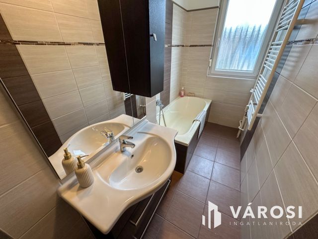 Pécskő úton felújított, 2 szobás, erkélyes lakás eladó!