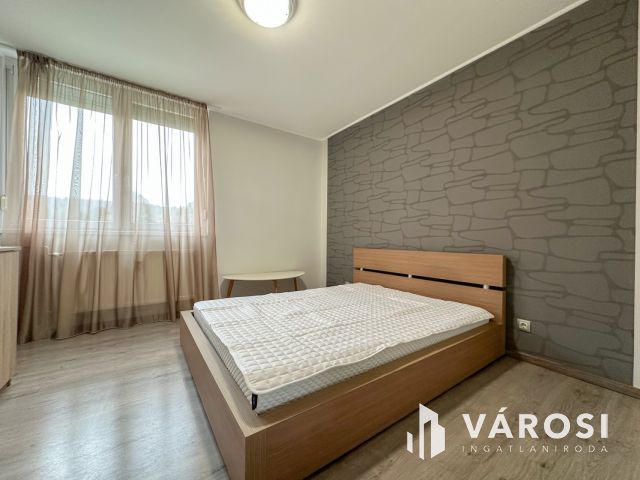 Pécskő úton felújított, 2 szobás, erkélyes lakás eladó!