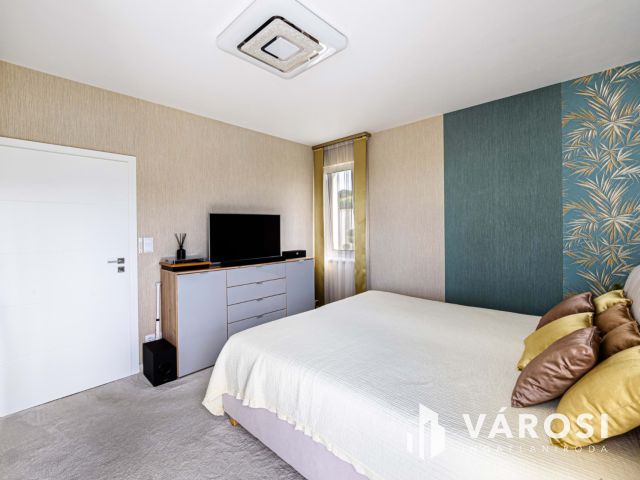 Panorámás luxus családi ház medencével Csömörön eladó!