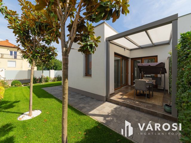 Panorámás luxus családi ház medencével Csömörön eladó!