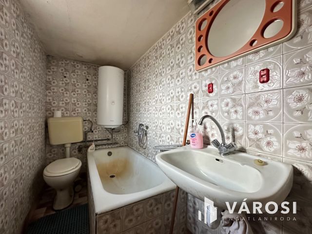 A falu csendes részén, felújítandó családi ház eladó!