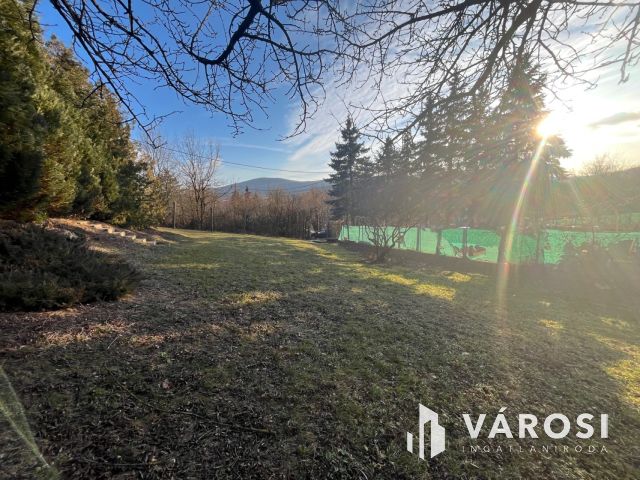 Remek elhelyezkedésű telek Pomázon!