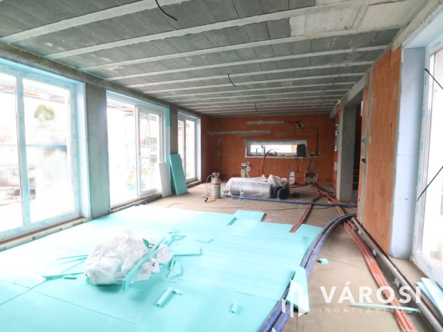 Szöregen kulcsrakész családi ház eladó.