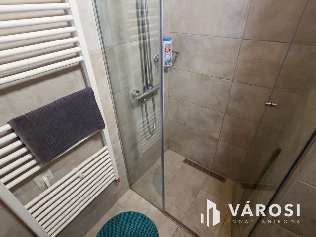 Bútorozott, felszerelt galériás lakás körúttól 1 utcára