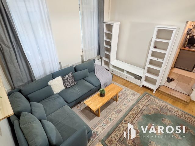 Bútorozott, felszerelt galériás lakás körúttól 1 utcára