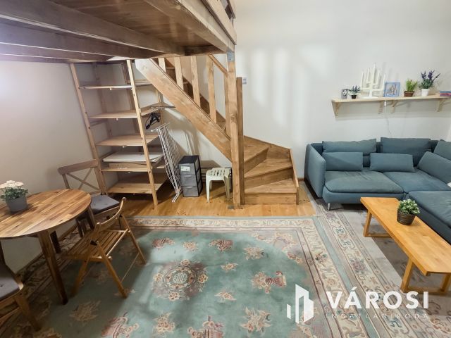 Bútorozott, felszerelt galériás lakás körúttól 1 utcára