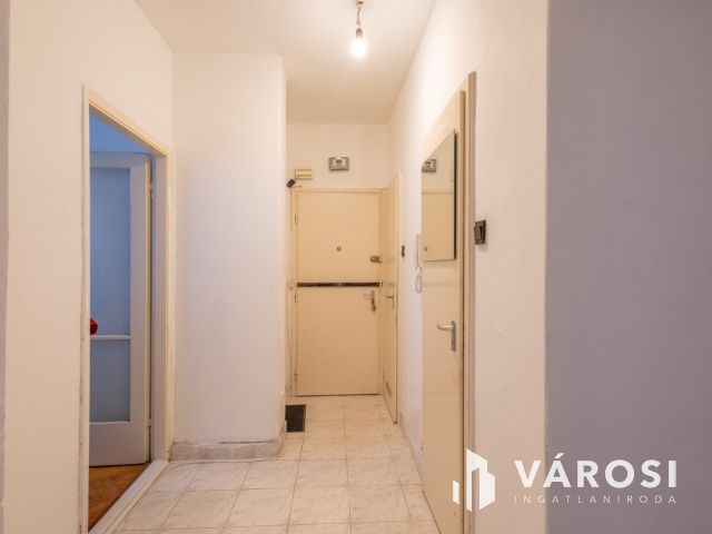 Tökéletes adottságok: első emeleti, 3 szobás, erkélyes