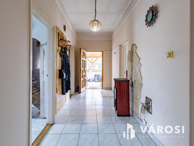 Tárnokon, jó helyen, nagy saroktelken, Kádárkocka eladó