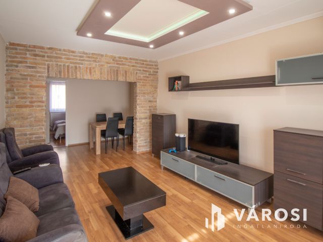 Magasföldszinti, felújított, erkélyes, 2 szobás lakás