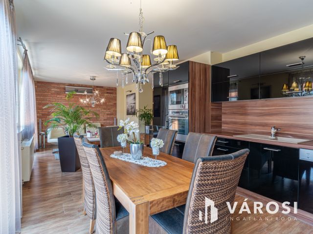 Egy dupla teraszos penthouse jellegű lakás Alsóvároson