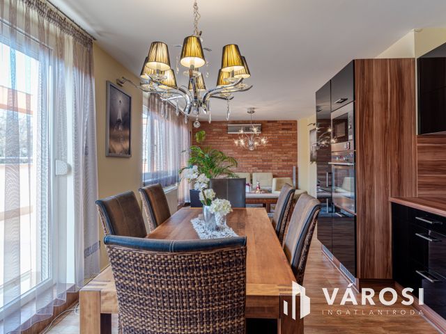 Egy dupla teraszos penthouse jellegű lakás Alsóvároson