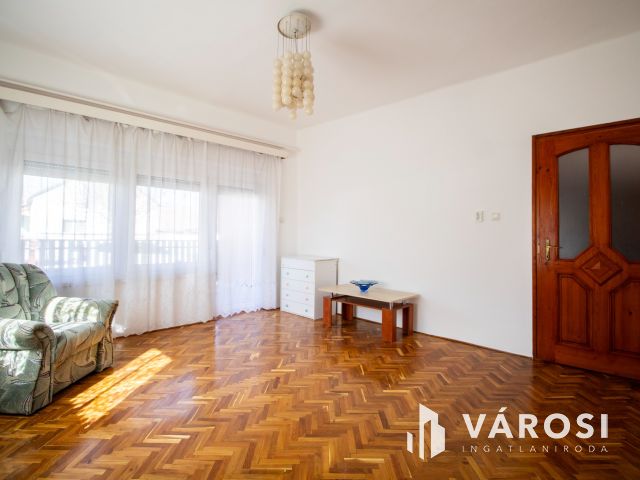 120 m² tégla ház új tetővel és szép udvarral