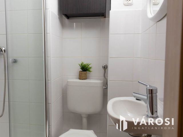 Nagyerdei tágas belső kétszintes lakás eladó