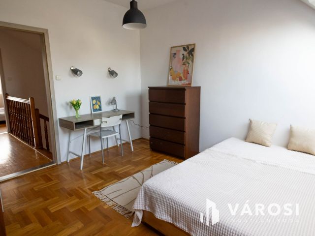 Nagyerdei tágas belső kétszintes lakás eladó