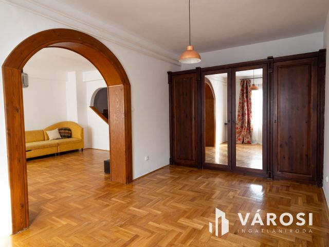 Nagyerdei tágas belső kétszintes lakás eladó