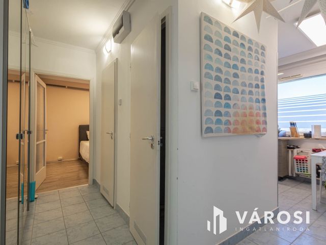 Nagy panel nagyon jó helyen!