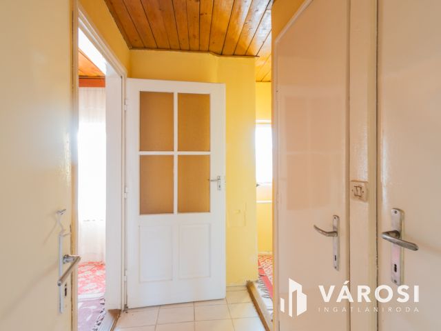 Napfényes családi ház, jó szerkezettel, a Várhoz közel