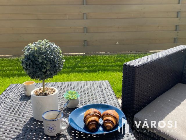 Exkluzív, kertkapcsolatos lakás Újszegeden