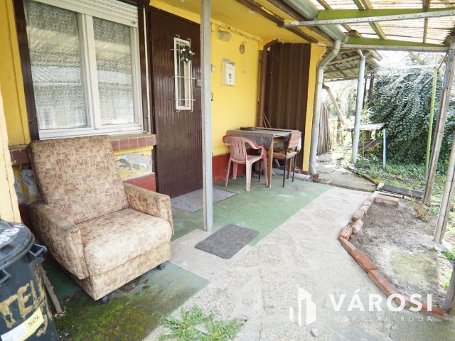 Teleki utcában, udvari lakás kis zöldterülettel