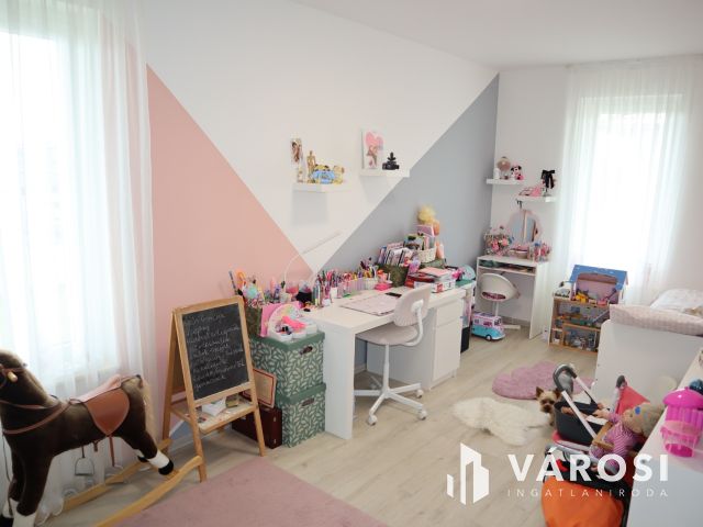 Részben panorámás luxus ikerfél Szabadifürdőn eladó