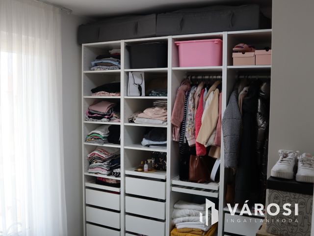 Részben panorámás luxus ikerfél Szabadifürdőn eladó